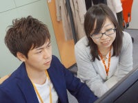 先輩はとなりで直々に教えてくれます